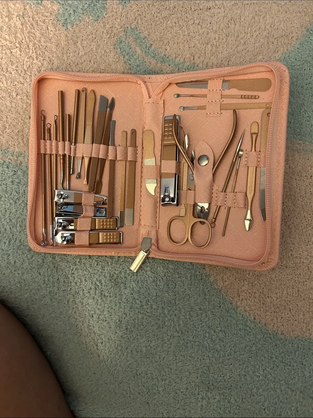 Compact Women's Manicure in Light Peach NWOT Contains all Sorts of Tools